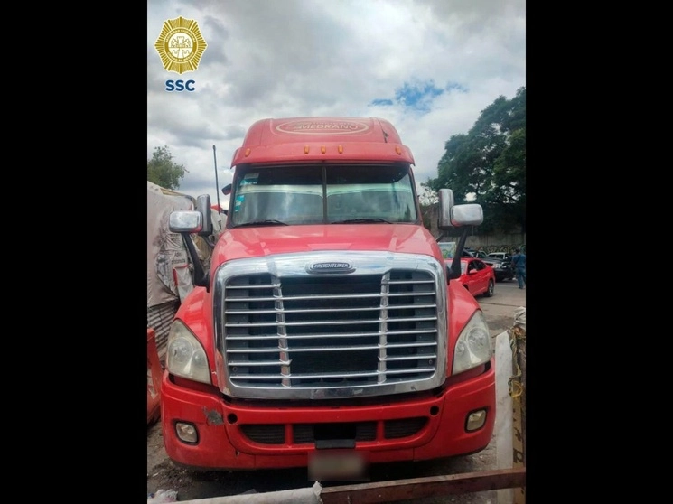 El tráiler cargado con mercancía valuada en más de medio millón de pesos fue ubicado en el momento que era descargado en la zona comercial del barrio de Tepito, en la alcaldía Cuauhtémoc, el 25 de agosto de 2023. Foto cortesía SSC CDMX

