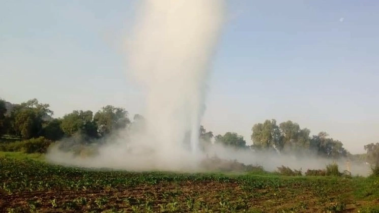 Fuga de gasolina en un ducto de Pemex perforados por "huachicoleros" en Tlahuelilpan, Hidalgo, registrada en marzo de 2019. Foto cortesía Seguridad Pública /Archivo