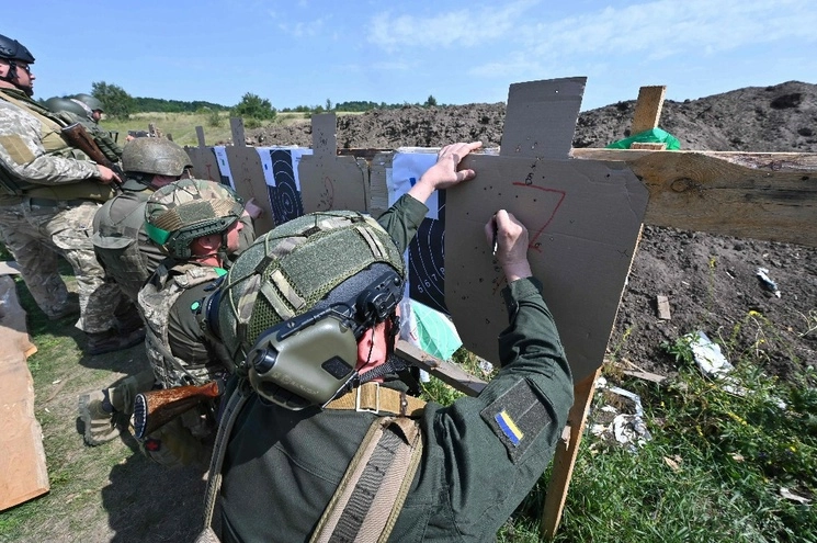 Soldados ucranios durante un entrenamiento militar en Járkov, Ucrania, el 26 de julio de 2023. Foto Afp