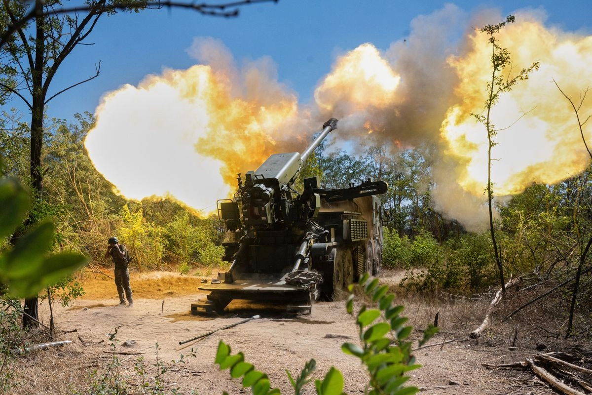 Militares ucranios disparan contra posiciones rusas en el frente de batalla en la región de Zaporiyia, Ucrania, el 20 de agosto de 2025. Foto  