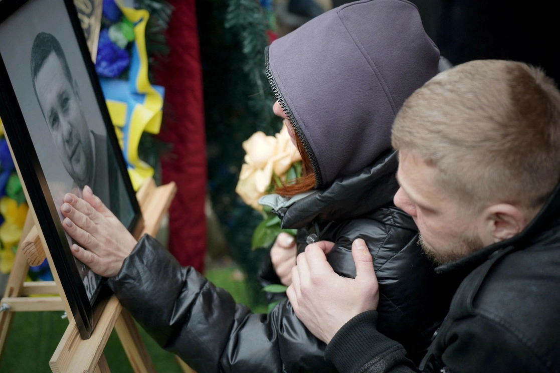 Familiares de una de las víctimas del ataque ruso en Dnipro, durante su funeral hoy en el este de Ucrania. Foto Afp 