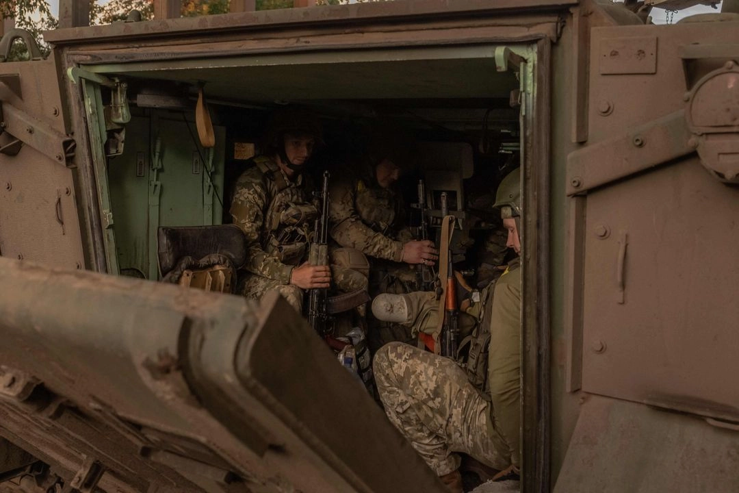 Soldados ucranianos dentro de un vehículo blindado de transporte de personal M113 de fabricación estadunidense, parten hacia el frente en una zona no revelada de la región oriental de Donetsk.