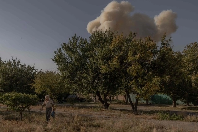 El ejército ucraniano afirmó que bombardeó la terminal petrolera de Feodossia, en el este de Crimea, "la mayor" de la península anexada, que abastece sobre todo al ejército ruso, según Kiev. Foto Afp