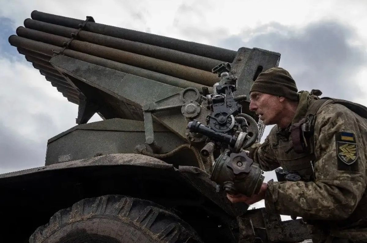 Un paracaidista de la 95 brigada de asalto de las fuerzas aéreas de Ucrania apunta un sistema múltiple de lanzamiento de cohetes Grad MSLR BM-21 hacia posiciones rusas cerca de Kreminna.