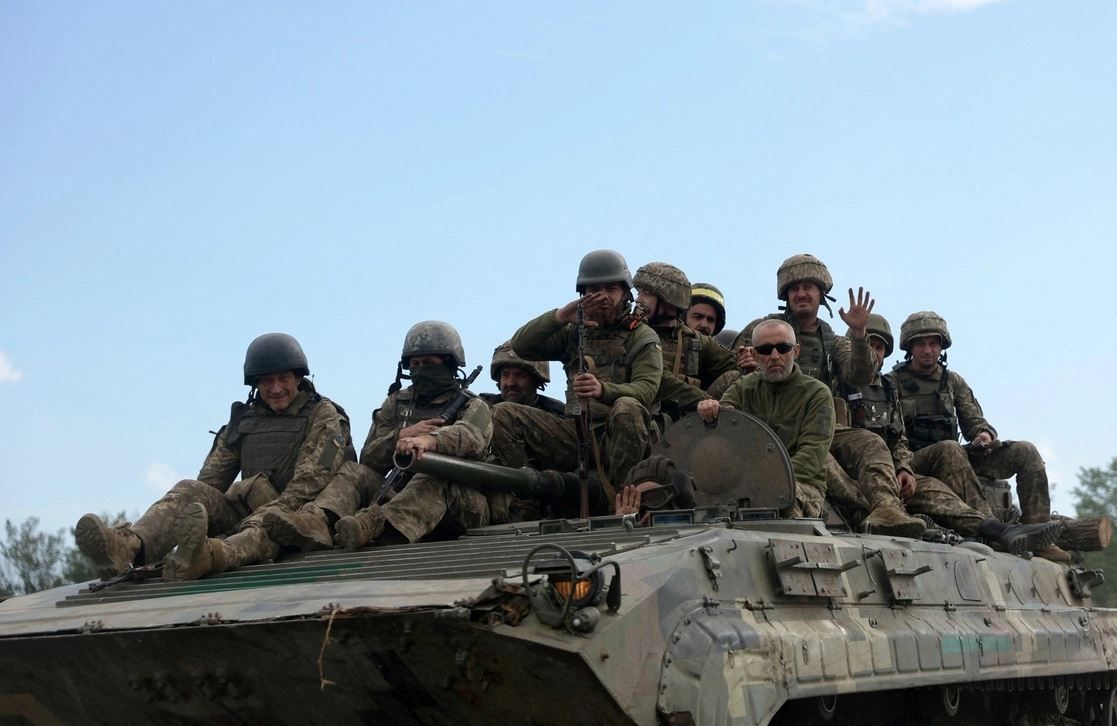 Soldados ucranios viajan en un vehículo blindado de transporte de personal (APC) en una carretera de la región oriental de Lugansk el 23 de junio de 2022. Foto Afp
