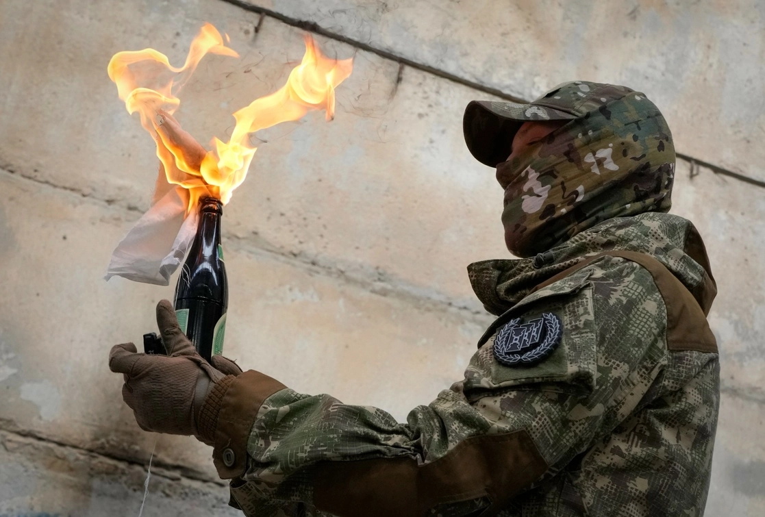 Un residente de Kiev se prepara para usar un cóctel Molotov contra una pared durante una campaña de entrenamiento de todo Ucrania "¡No se asusten! ¡Prepárense!" cerca de Kiev, Ucrania, el 6 de febrero de 2022. Foto Ap 