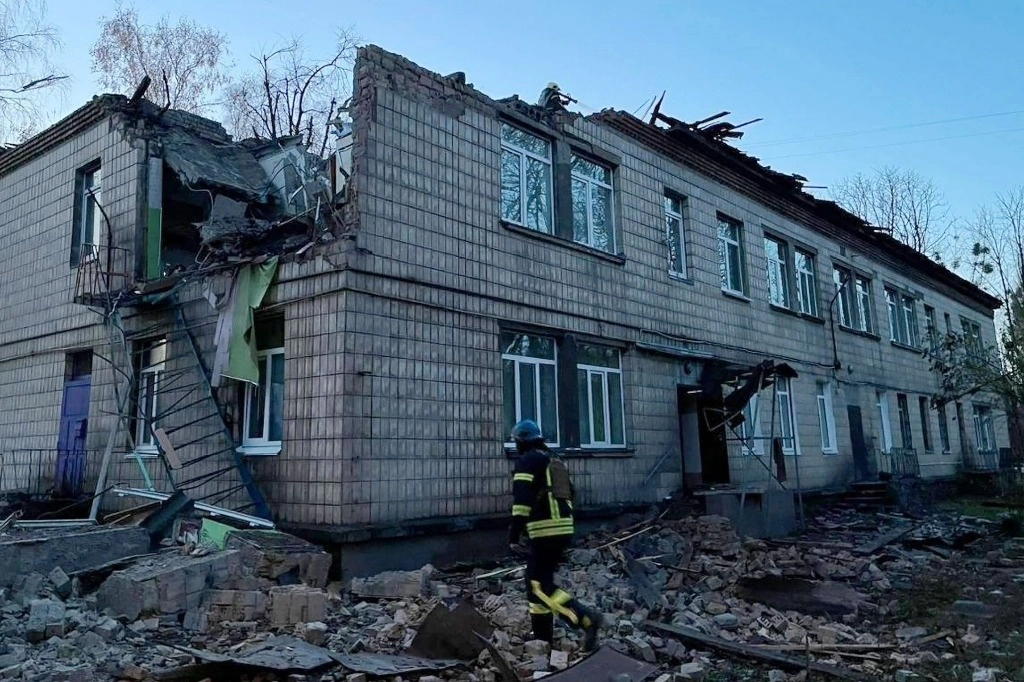 Rescatista trabajando en el lugar de un ataque con drones en Kiev, Ucrania. Foto Afp