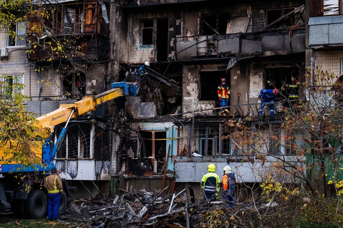 Ataque con aviones no tripulados rusos a un edificio en Kiev, Ucrania, el 26 de octubre de 2025.