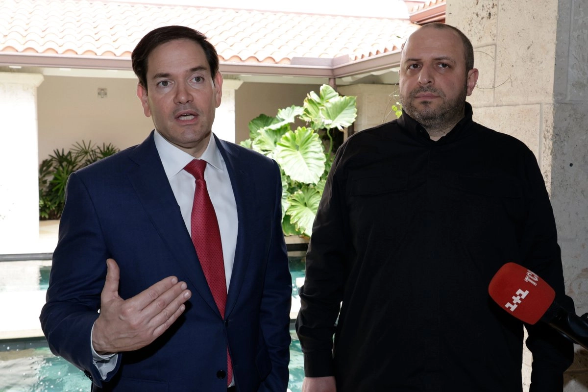 El secretario de Estado, Marco Rubio (izquierda), y Rustem Umerov, secretario de Seguridad Nacional de Ucrania, hablan con los medios el domingo 30 de noviembre de 2025 en Hallandale Beach, Florida. Foto