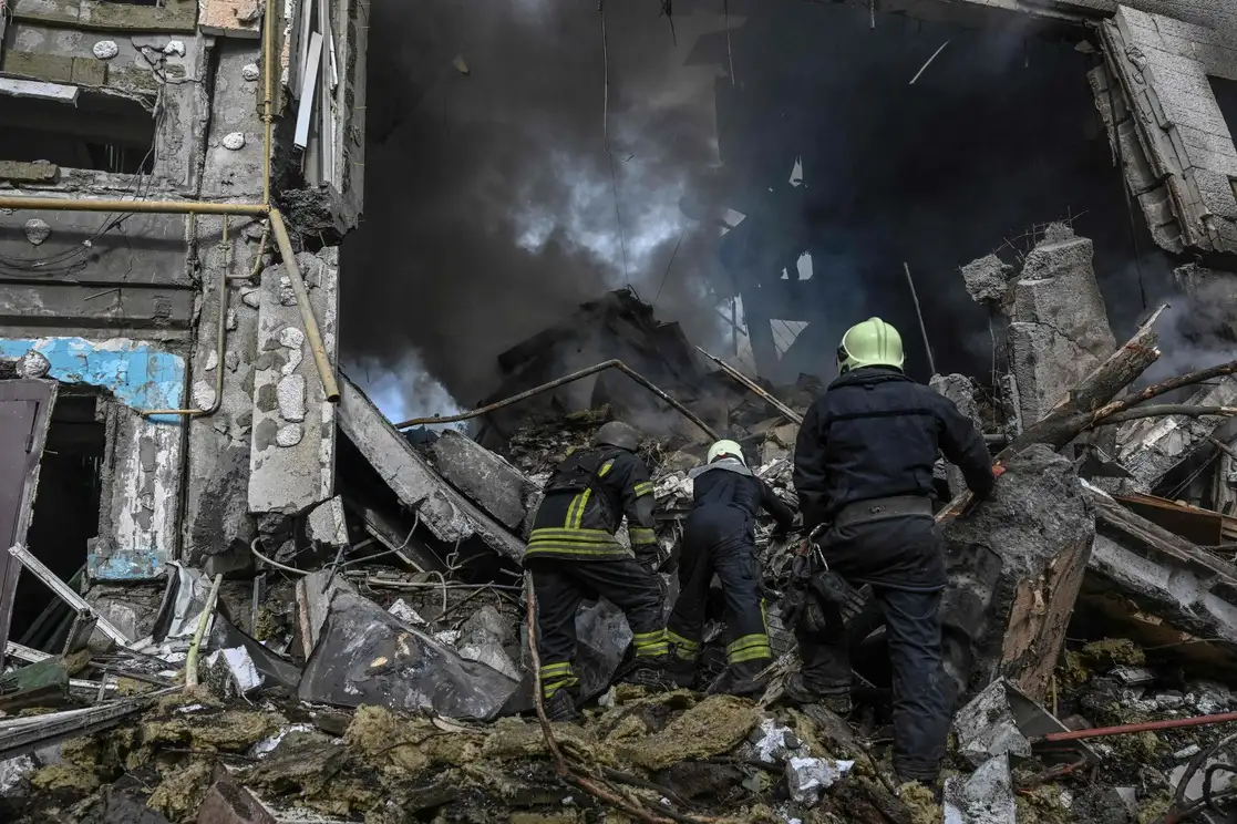 Bomberos extinguen un incendio después de que un edificio fuera alcanzado por un misil en Bakhmut, región de Donetsk, en medio de la invasión rusa a Ucrania, el 15 de septiembre de 2022. Foto Afp
