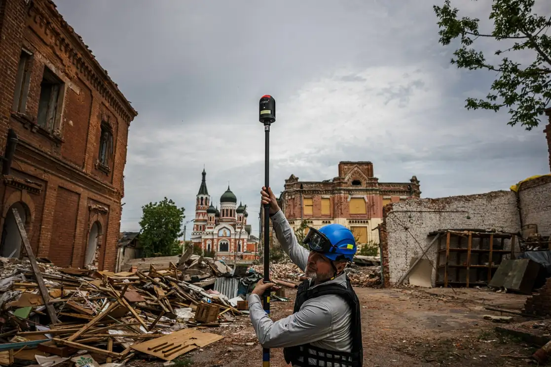 En la imagen, Emmanuel Durand escanea cada detalle de los inmuebles con el fin de reconstruirlos de manera digital. Así, “tenemos una verdadera estampa del daño provocado por los proyectiles y una réplica exacta de lo que era el edificio”. El registro también servirá para juicios penales por los graves daños causados. Foto Afp 
