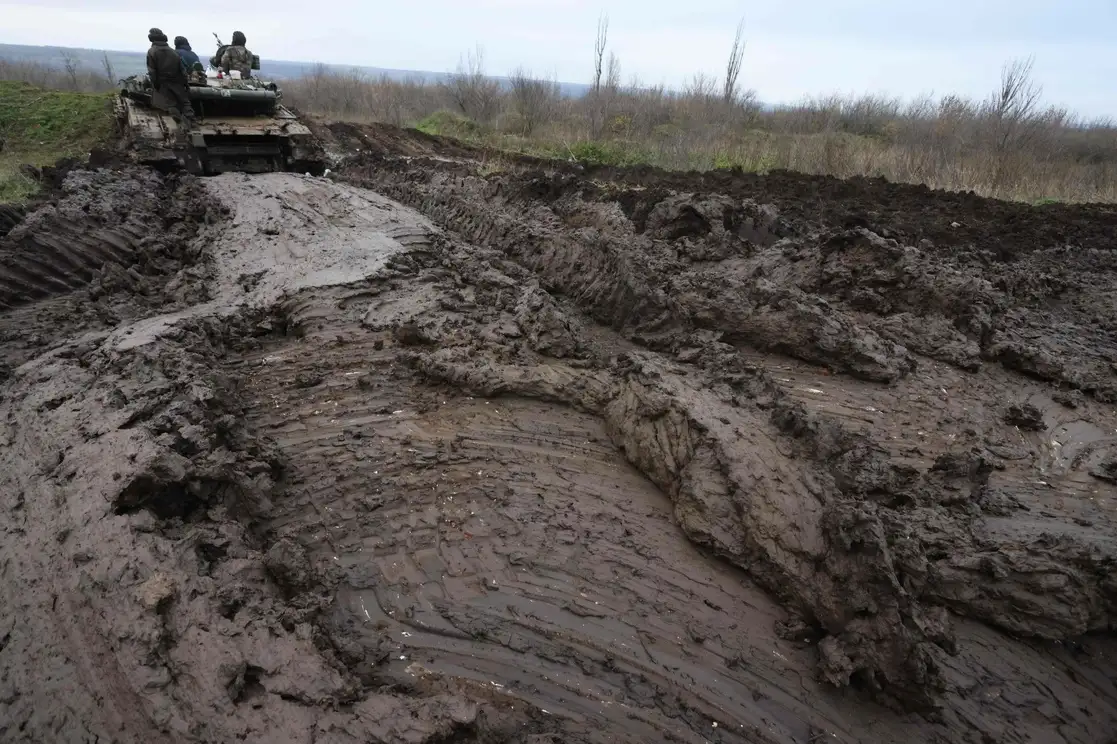 Un tanque de guerra se posiciona en la primera línea de combate en una zona no identificada de Ucrania. El intenso frío y el lodo dificultan el desplazamiento para ambos bandos en la guerra. Foto Afp



