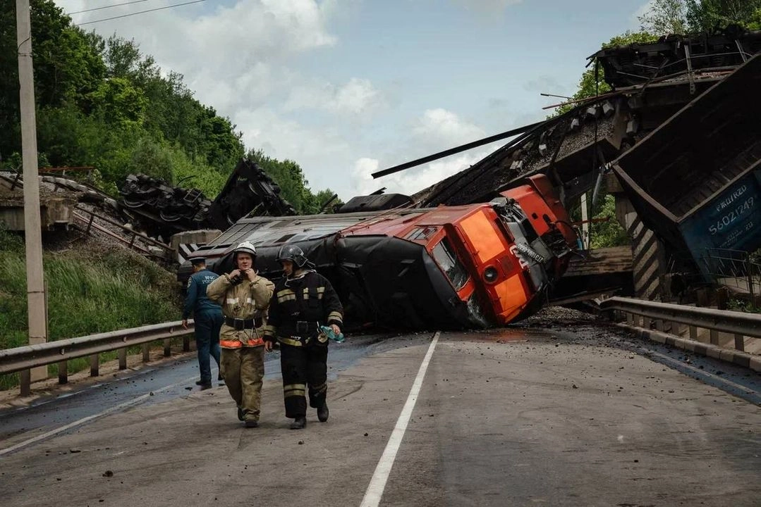 Un tren de carga dañado por el derrumbe de un puente ferroviario en la región rusa de Kursk. El derrumbe nocturno de dos puentes fue causado por explosiones, según informaron las autoridades rusas el domingo, calificándolos de "actos de terrorismo". Foto