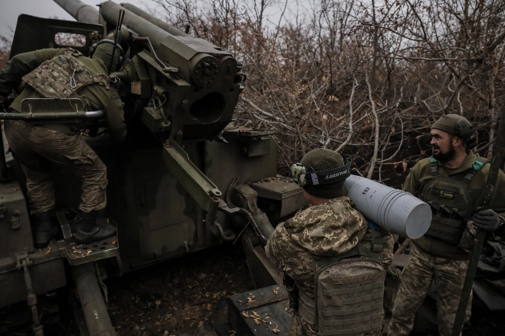 Soldados ucranios alistan el disparo de un obús hacia posiciones rusas cerca de Chasiv Yar, región de Donetsk, Ucrania, el 18 de noviembre de 2024. Foto Ap
