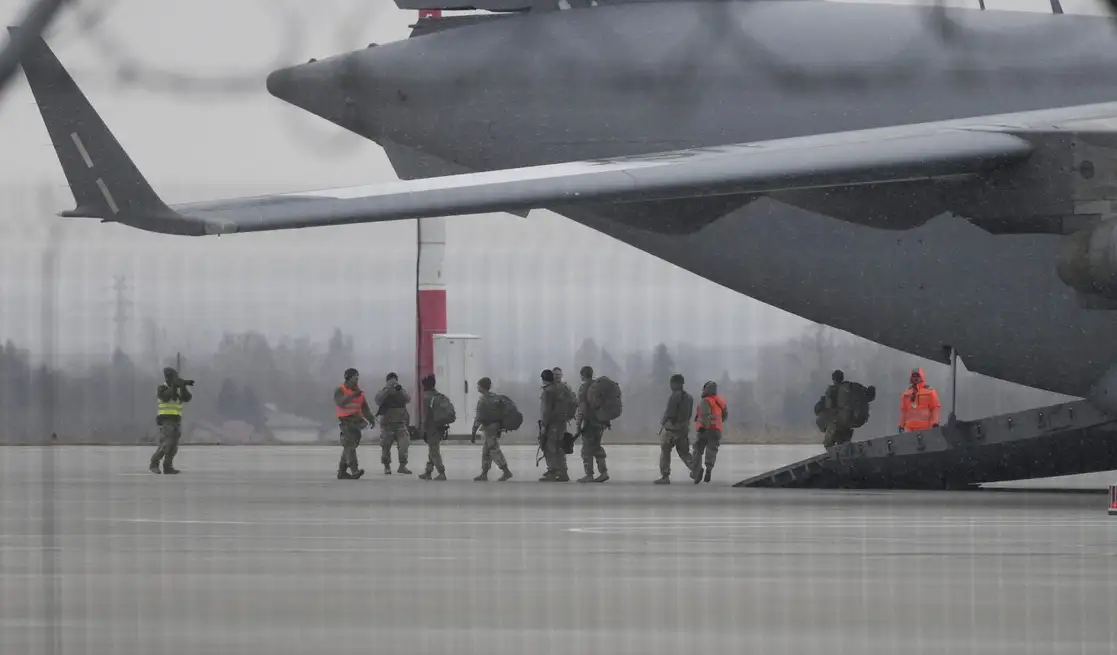 Tropas estadunidenses de la 82 División Aerotransportada al llegar ayer de Fort Bragg, Carolina del Norte, al aeropuerto de Rzeszow-Jasionka, en el sureste de Polonia. Foto Ap