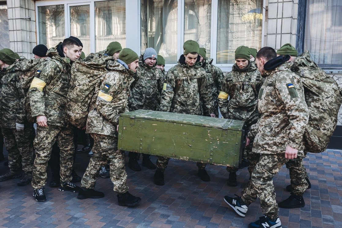 Varios soldados transportan material militar en Kiev, Ucrania. Foto Europa Press