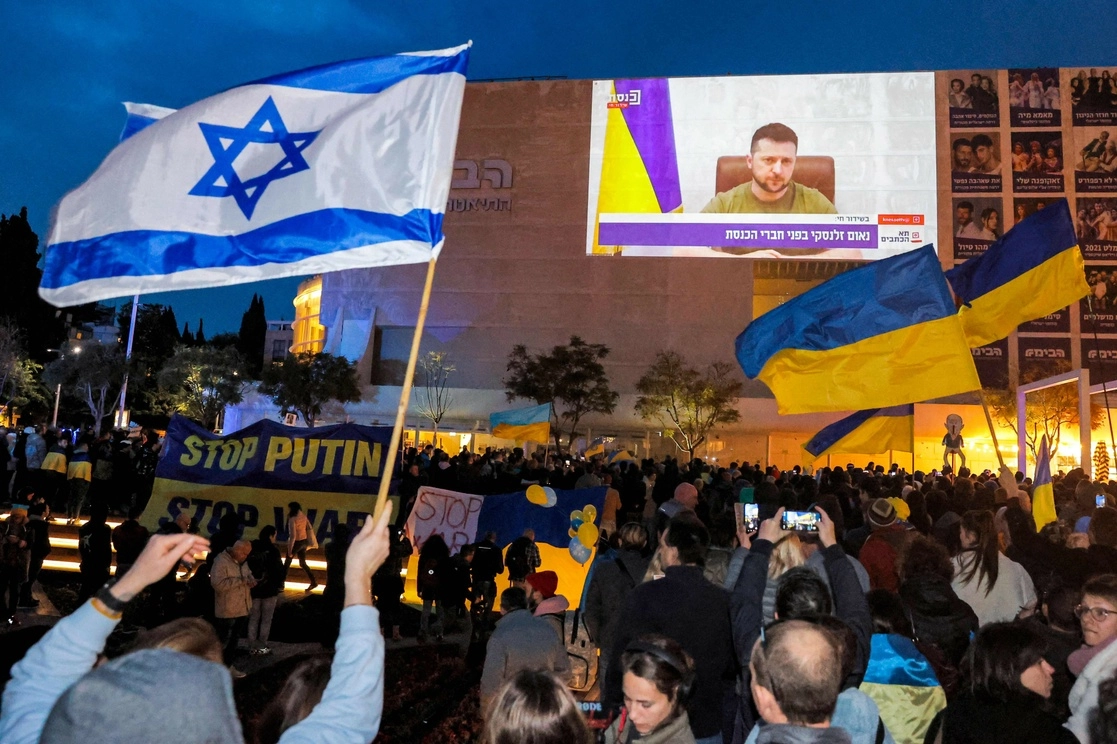 En Tel Aviv, Israel, manifestantes observan un discurso televisado del presidente ucranio Volodymir Zelensky, el 20 de marzo de 2022. Foto Afp