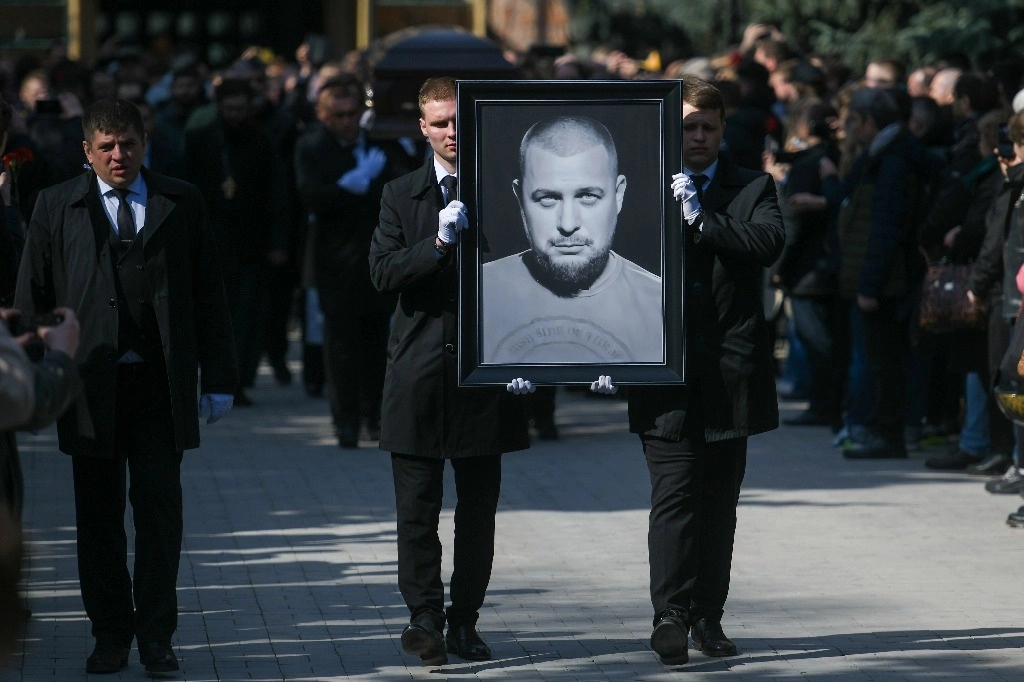 Cientos de personas acudieron ayer a la inhumación de Maksim Fomin, reportero de guerra que apoyaba la invasión rusa, quien murió en un atentado en San Petersburgo el domingo pasado. Foto Moscow News Agency vía Ap
