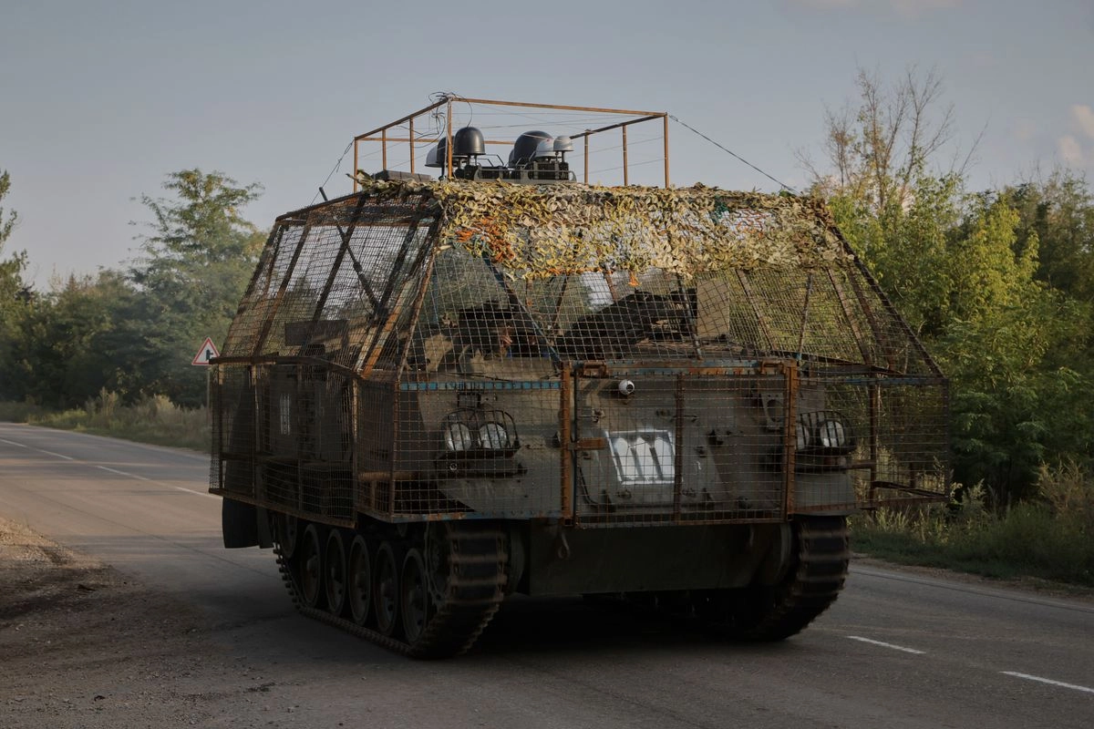 Un vehículo blindado de transporte de personal del ejército ucraniano circula por una calle de la ciudad de Kostiantynivka, lugar de intensos combates con las tropas rusas en la región de Donetsk, Ucrania, el 24 de agosto de 2025.