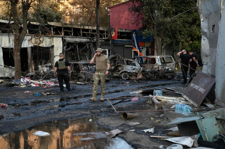 Un militar ucranio en un área donde sucedió un ataque ruso en Kostyantynivka, la región oriental de Donetsk en Ucrania, el 6 de septiembre de 2023. Foto Afp
