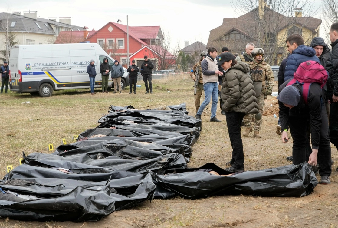 La fiscal de Ucrania, Irina Venediktova junto a los cadáveres de civiles asesinados en Bucha durante la ocupacion rusa. Foto Ap