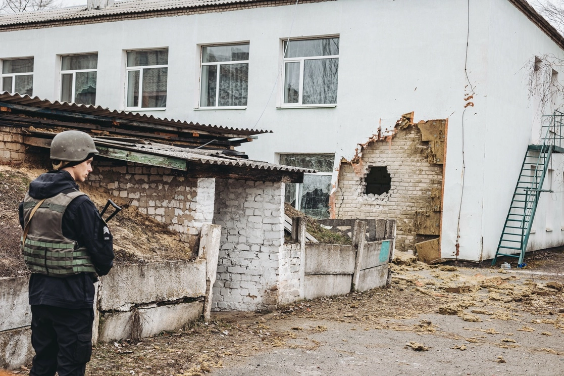 Un policía controla el área de la guardería donde impactó un proyectil, en Stanitsa Luganska, Oblast de Lugansk (Ucrania), el 17 de febrero de 2022. Foto Europa Press