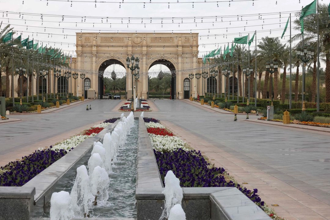 Vista del hotel Ritz-Carlton en Riad, donde se llevan a cabo conversaciones con mediación estadunidense para intentar alcanzar un alto el fuego en la guerra entre Rusia y Ucrania, el 23 de marzo de 2025. Foto 
