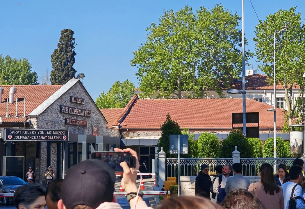 Periodistas esperan un mensaje sobre las conversaciones entre Rusia y Ucrania frente a la oficina de trabajo presidencial de Dolmabahce, en Estambul, Turquía, el 16 de mayo de 2025.