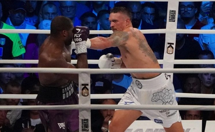 El actual campeón mundial de peso pesado de Ucrania, Oleksandr Usyk (derecha), lucha contra el retador Daniel Dubois de Gran Bretaña en el Tarczynski Arena en Wroclaw, Polonia. Foto Afp