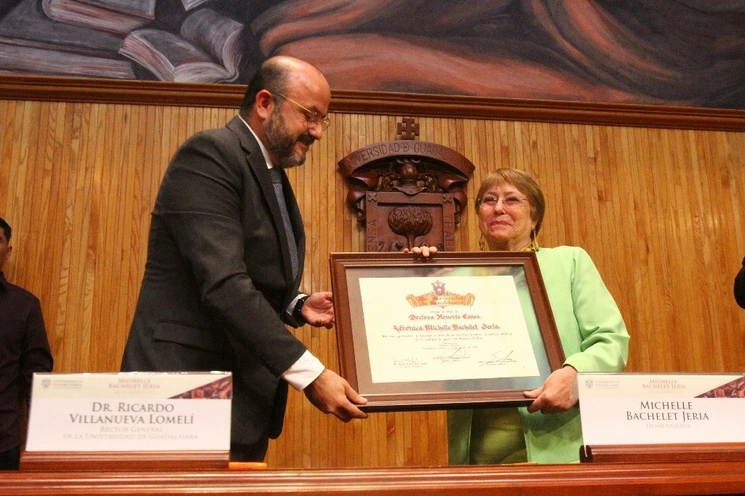 La ex presidenta chilena y ex alta comisionada para los derechos humanos de la ONU, Michelle Bachelet, recibió el Doctorado Honoris Causa de la Universidad de Guadalajara. Foto Arturo Campos