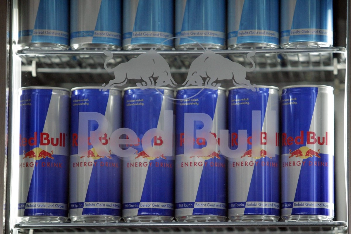 Los reguladores antimonopolio de la Unión Europea abrieron una investigación sobre el fabricante austriaco de bebidas energéticas Red Bull, alegando que puede estar restringiendo la competencia, en particular las bebidas energéticas vendidas por su rival más cercano. Foto 