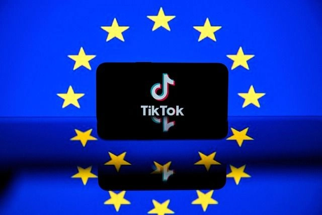 Una pantalla muestra el logotipo de la plataforma de redes sociales Tiktok y la bandera europea. Foto