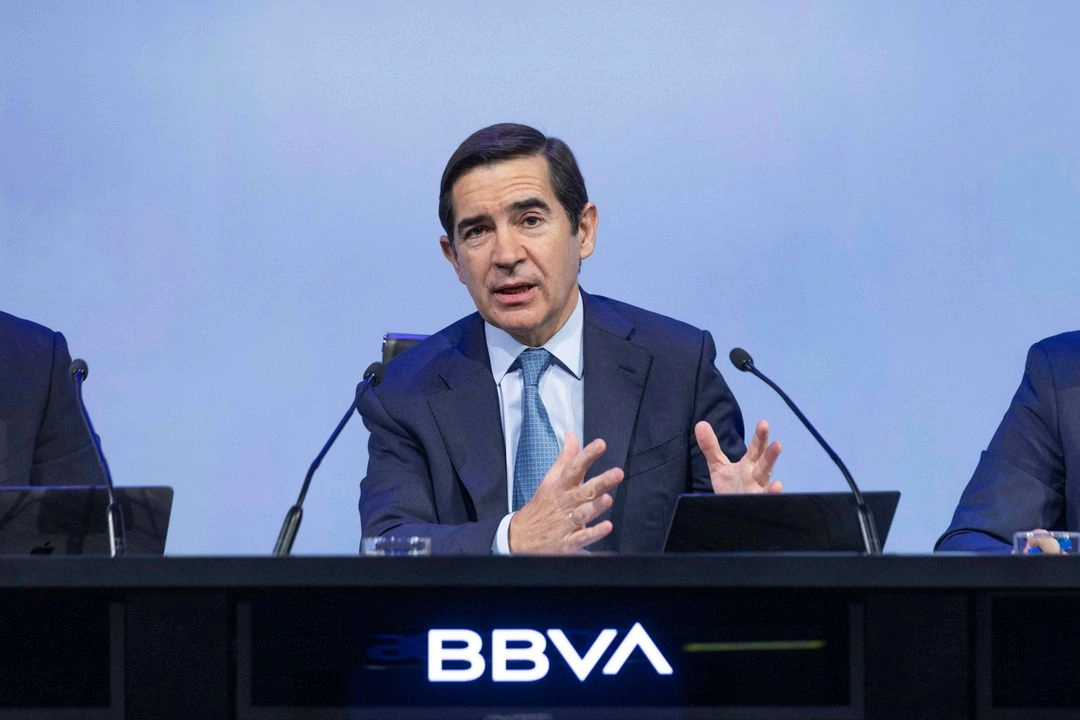 El presidente del BBVA, Carlos Torres, durante una rueda de prensa, en la Comisión Nacional del Mercado de Valores (CNMV), a 9 de mayo de 2024, en Madrid (España). Foto