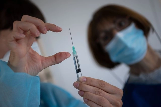 En Nantes, Francia, un trabajador de la salud prepara una dosis de la vacuna anti Covid-19 de BioNTech/Pfizer. Foto Afp