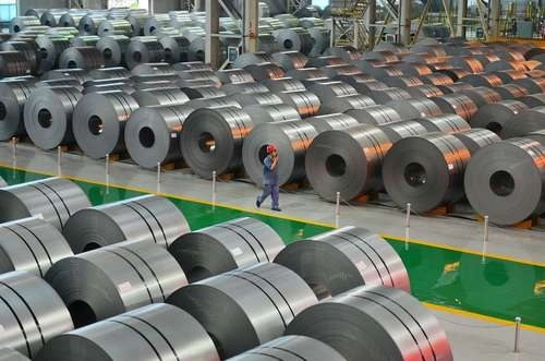 En imagen de archivo, bodega de bobinas de acero enrollado en una provincia china. Foto Xinhua