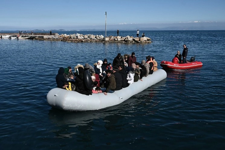 Migrantes llegan en una balsa inflable a la isla de Lesbos, en Grecia. Foto Afp