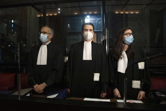 Abogados de AstraZeneca espera la audiencia con la Unión Europea en una corte de Bruselas. Foto Ap 