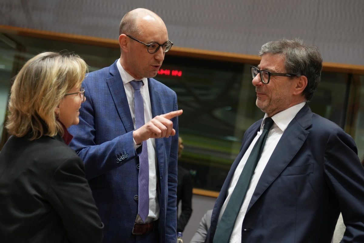 El ministro de Finanzas de Bélgica, Vincent Van Peteghem (centro), junto con la comisaria europea de Servicios Financieros, Maria Luis De Albuquerque, y el ministro de Finanzas de Italia, Giancarlo Giorgetti, durante una reunión de ministros de Finanzas de la eurozona en Bruselas, Bélgica, el 11 de diciembre de 2025. Foto 