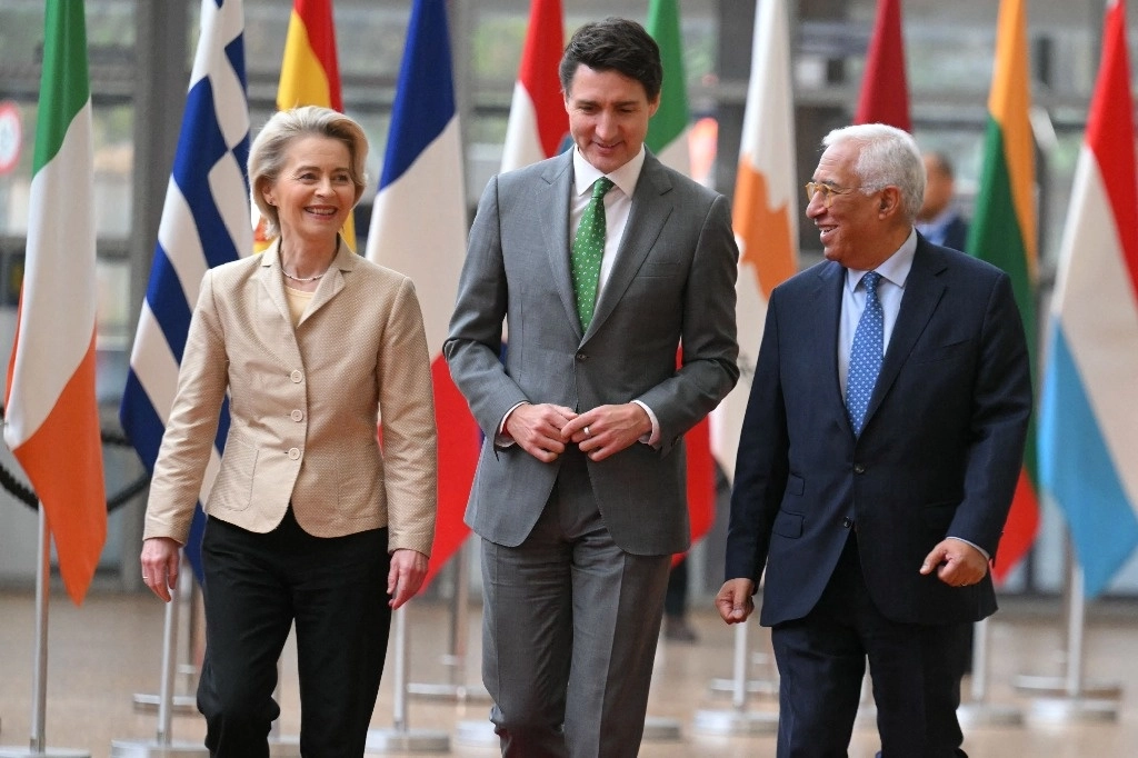 El primer ministro canadiense, Justin Trudeau, la jefa de la Comisión Europea (CE), Ursula von der Leyen, y el presidente del Consejo Europeo, António Costa, conversaron este miércoles en Bruselas sobre la problemática de los aranceles comerciales por parte de EU. Foto Afp.