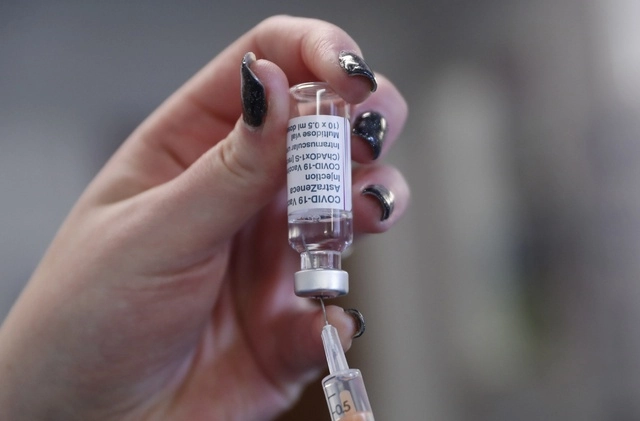 La Unión Europea denunció a la farmacéutica británica por violar los términos de entrega del antígeno. Foto Ap 