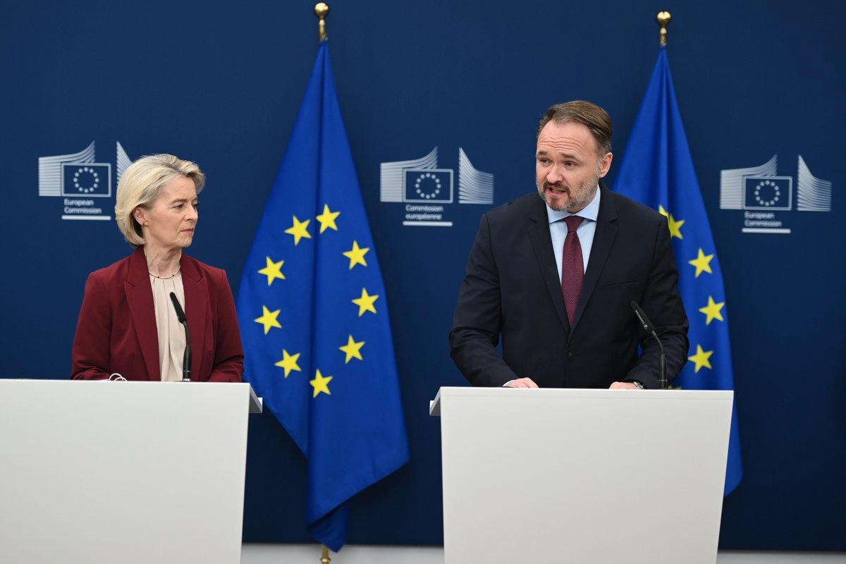 Ursula von der Leyen, presidenta de la Comisión Europea, señaló que el acuerdo para prohibir las importaciones de gas ruso es el inicio de la era de independencia energética de Europa; la acompaña el comisionado europeo de Energía, Dan Jorgensen, en Bruselas, Bélgica, el 3 de diciembre de 2025. Foto 