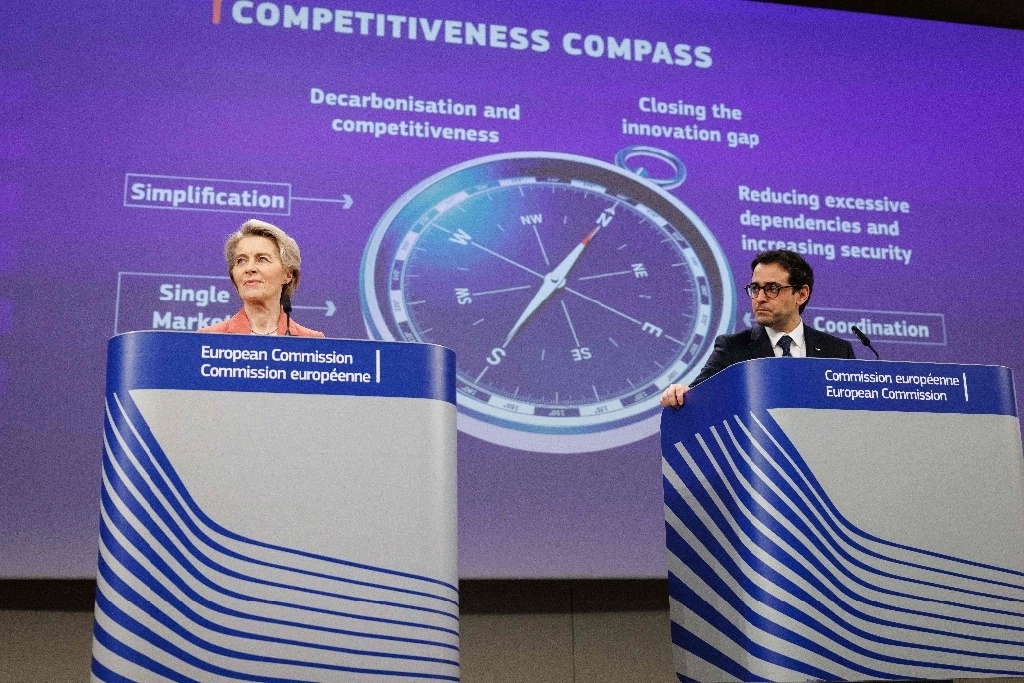 La presidenta de la Comisión Europea, Ursula von der Leyen (izq.), y el vicepresidente ejecutivo de Prosperidad y Estrategia Industrial de Europa, Stéphane Sejourne, dan una conferencia de prensa en la Comisión Europea en Bruselas, el 29 de enero de 2025. Foto Afp