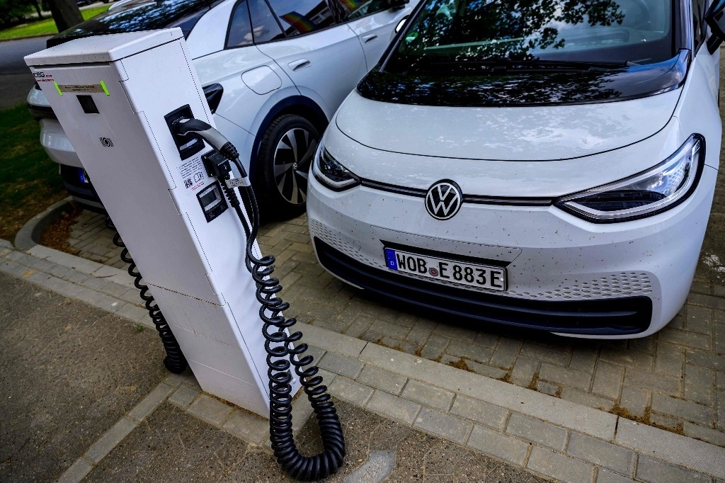 Un auto eléctrico junto a una estación de carga en Alemania. Foto Afp