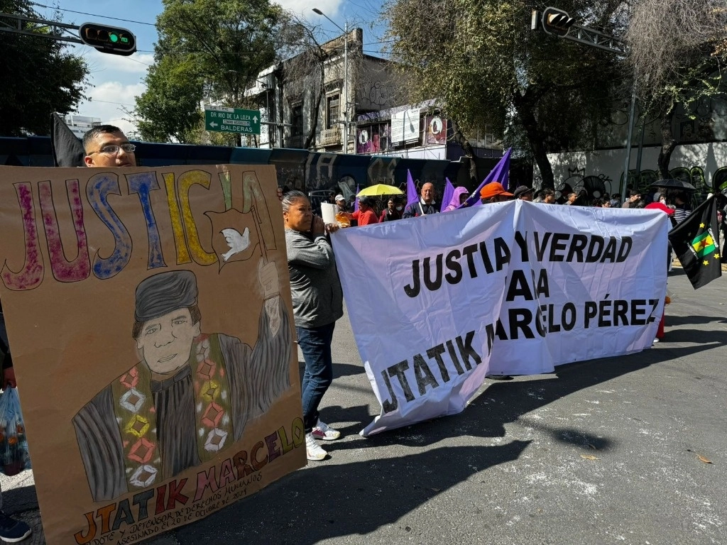 Integrantes del Frente Popular Francisco Villa convoca al mitin y manifestación de duelo por el asesinato del sacerdote Marcelo Pérez, frente a la Secretaría de Gobernación, en la Ciudad de México, el 22 de octubre de 2024. Foto Luis Castillo