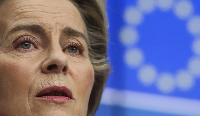 La presidenta de la Comisión Europea, Ursula von der Leyen, durante una conferencia en Bruselas. Foto Pool vía Ap / Archivo