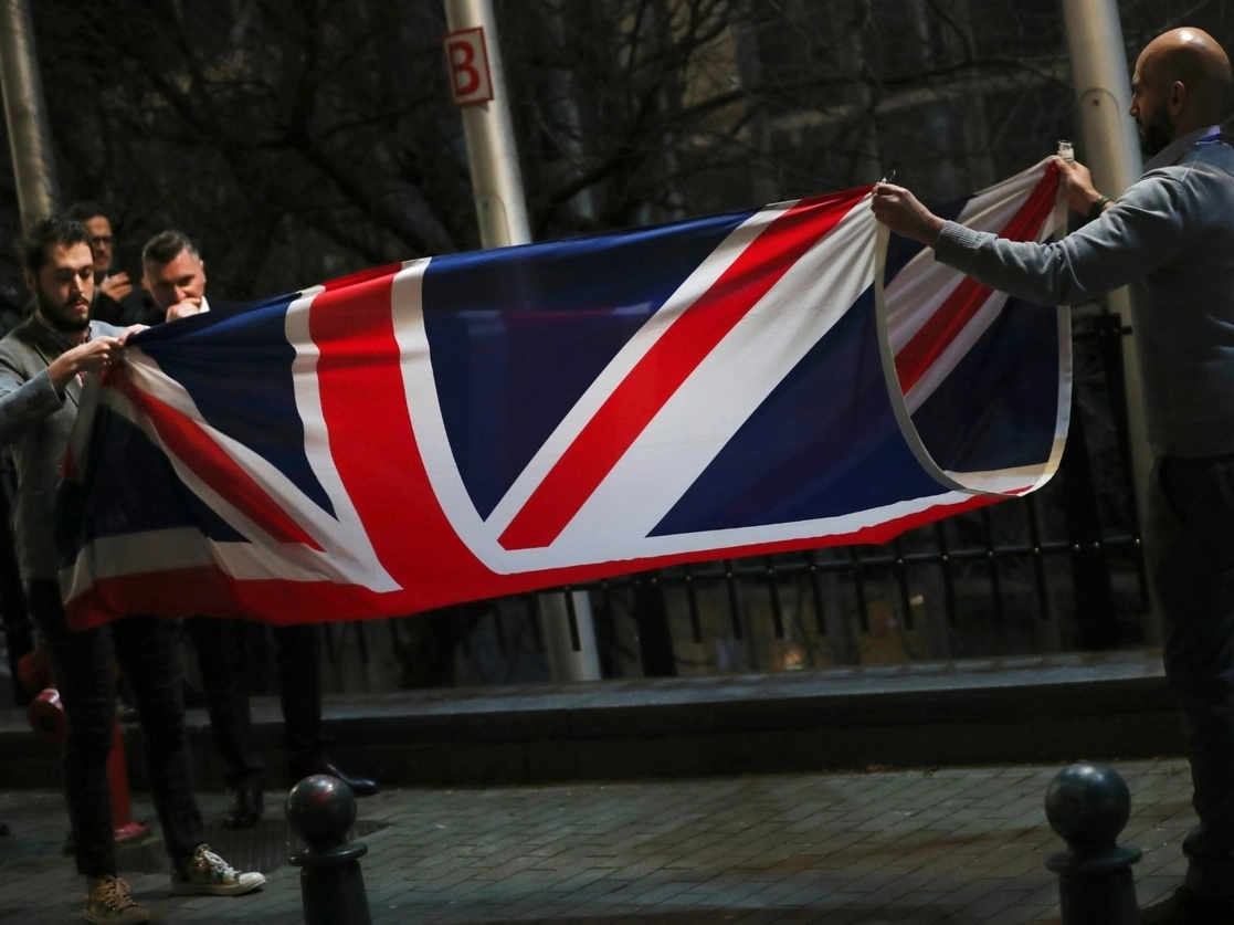 La bandera británica es retirada de afuera del Parlamento Europeo en Bruselas, en imagen del 31 de enero de 2020. Foto Ap 