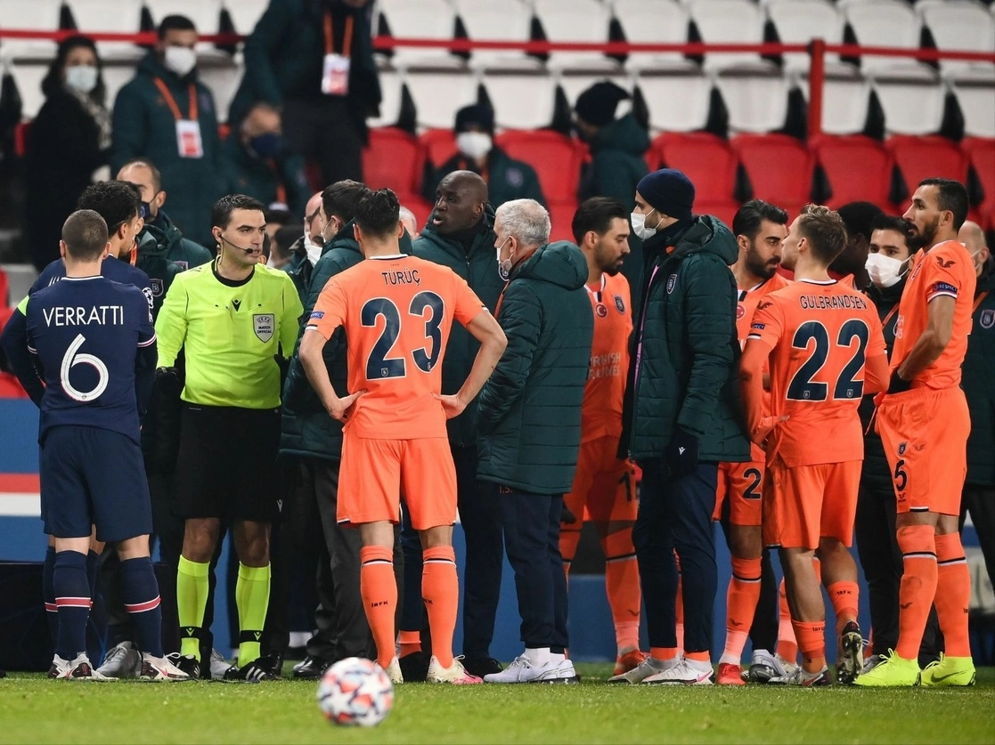 La UEFA abrió un expediente disciplinario en relación al partido de ‘Champions’ del martes entre PSG y Estambul Basaksehir, del que los jugadores se marcharon en señal de protesta después de que el club turco acusara de racismo a uno de los integrantes del equipo arbitral. Foto Afp
