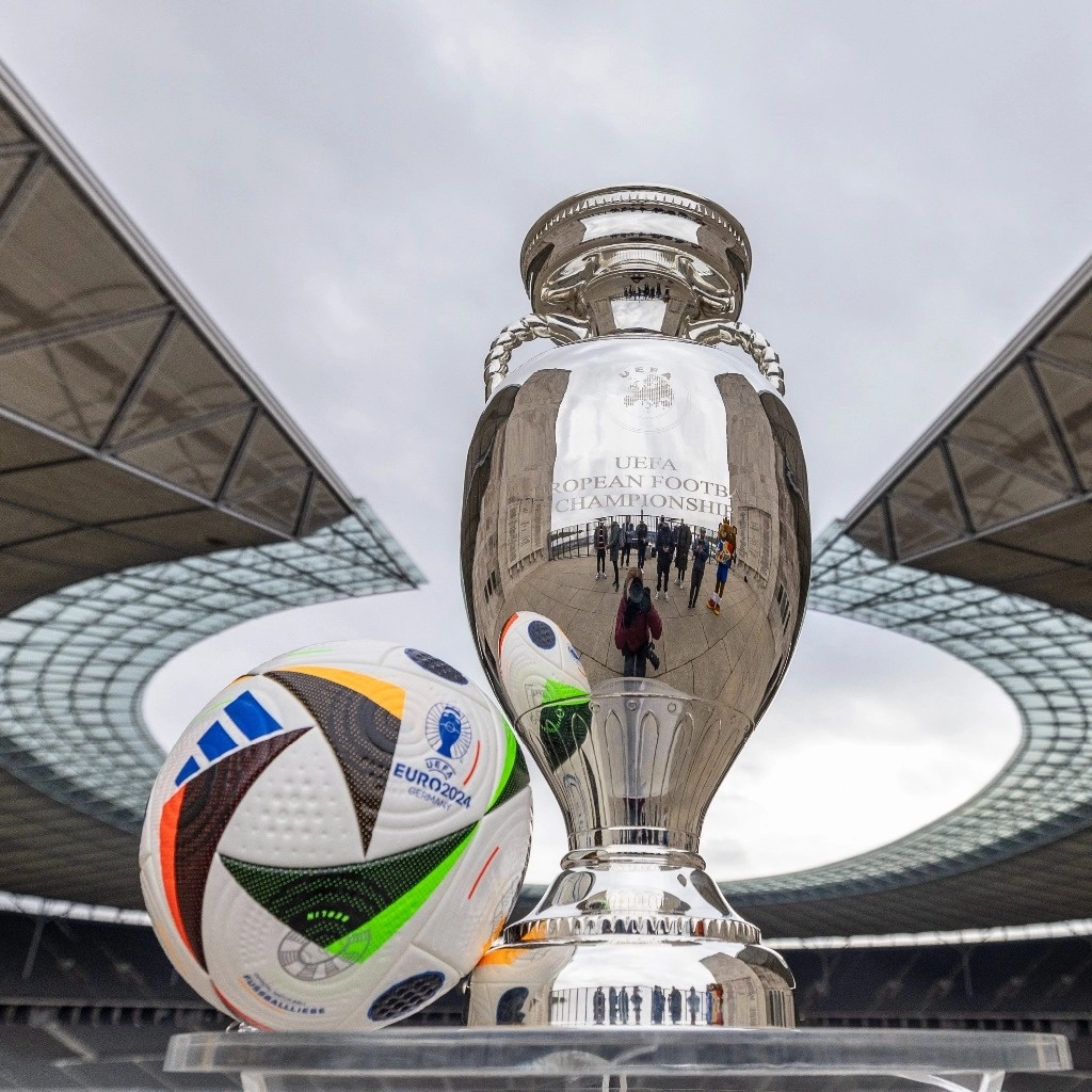 La UEFA acordó aumentar el tamaño de las plantillas de 23 a 26 jugadores para la Eurocopa 2024 de Alemania, informó el organismo rector del futbol europeo. Imagen tomada de @UEFA