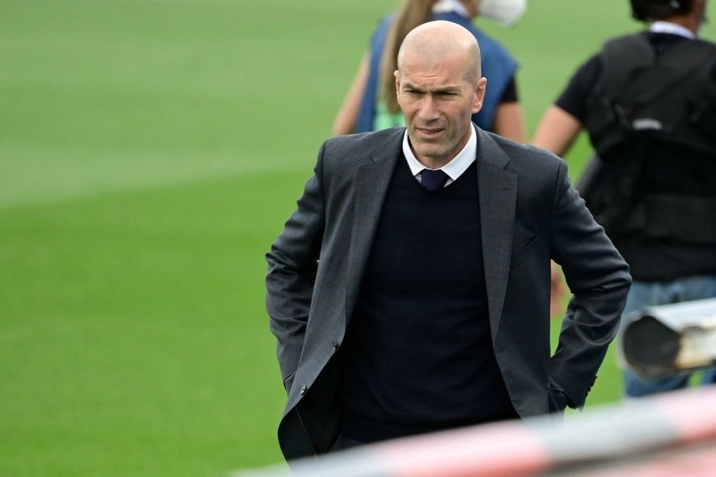La UEFA decidió crear un "consejo de futbol" que reagrupará a 20 figuras, entre las que destacan Zinedine Zidane (en imagen de archivo), José Mourinho o Carlo Ancelotti, encargadas de formular propuestas sobre la evolución del juego. Foto Afp