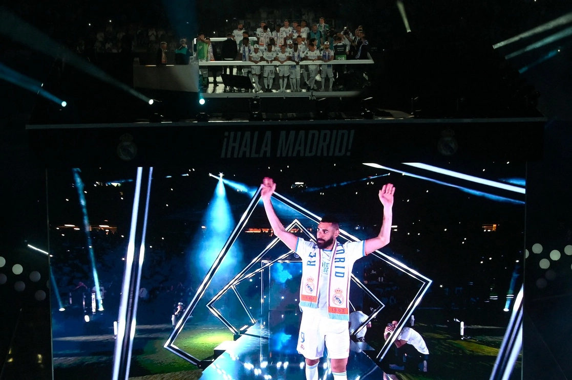 El delantero del Real Madrid Karim Benzema fue nombrado el mejor jugador de la Liga de Campeones 2021-22 después de una campaña estelar en la que terminó como máximo goleador. En la imagen, el francés durante la celebración de su club por obtener la 14ª Copa de Europa, en el estadio Santiago Bernabéu de Madrid, pasado el 29 de mayo. Foto Afp